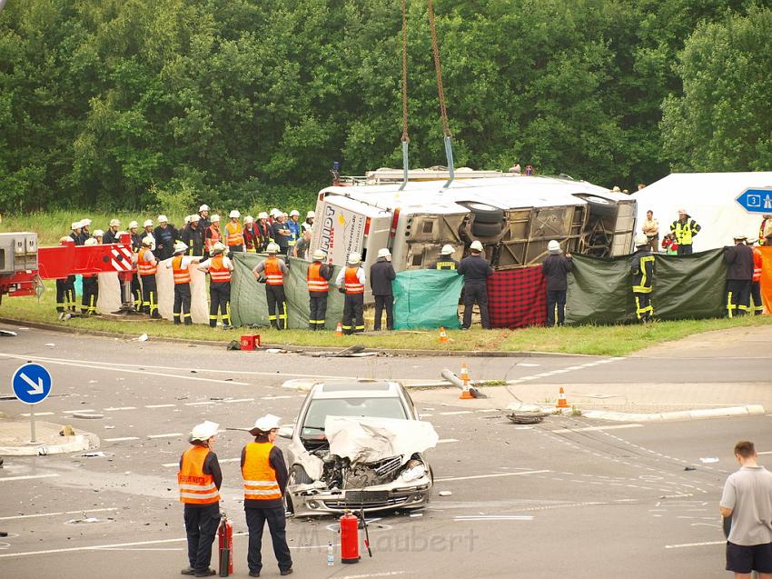 Schwerer Unfall mit Reisebus Lohmar Donrather Dreieck P441.JPG